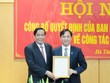 Đồng chí Nguyễn Thanh Bình trao quyết định cho đồng chí Hoàng Trung Dũng.