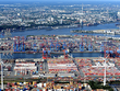 Một cảng bốc dỡ hàng hóa tại Hamburg (Đức). Ảnh:Reuters