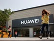 Một cửa hàng Huawei ở Bắc Kinh. Ảnh: Reuters.