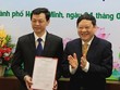 Thứ trưởng Nguyễn Viết Tiến trao quyết định cho Bác sĩ Nguyễn Tri Thức.