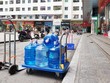 Bình nước 20 lít liên tục được chở đến các khu chung cư ở Linh Đàm, Hà Nội 