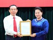 Chủ tịch Quốc hội Nguyễn Thị Kim Ngân trao quyết định cho đồng chí Nguyễn Văn Nên. Ảnh VGP/Mạnh Hùng
