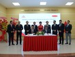 Ông Ngô Việt Phương, Phó tổng giám đốc Phát triển Kinh doanh Dai-ichi Life Việt Nam (trái) và ông Nguyễn Thanh Giang, Hiệu trưởng UEF (phải), ký kết hợp tác với sự chứng kiến của ông Lê Thắng Lợi, Phó giám đốc Trung tâm Phát triển Giáo dục phía Nam, Bộ Giáo dục và Đào tạo (hàng sau, thứ tư từ trái qua).