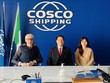 Tham tán Thương mại Việt Nam tại Italy làm việc với hãng tàu COSCO tại cảng Genoa.
