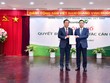 Ông Phạm Quang Dũng, Chủ tịch HĐQT Vietcombank (bên phải) trao quyết định bổ nhiệm cho ông Nguyễn Việt Cường, tân Phó tổng giám đốc Vietcombank