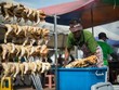 Thịt gà được bán tại Bentong, ngoại ô Kuala Lumpur, Malaysia. (Ảnh: AFP/TTXVN)