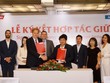 Ông Nguyễn Ngọc Thủy – Chủ tịch HĐQT Tập đoàn Egroup kiêm Chủ tịch HĐQT Apax Holdings và ông Robert Harold Hughes - Chủ tịch HĐQT ACI Capital đại diện hai bên chính thức ký kết thỏa thuận hợp tác.
