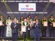 Ông Nguyễn Tiến Sỹ - Phó tổng giám đốc, đại diện VietBank nhận danh hiệu Top 50 Doanh nghiệp xuất sắc nhất Việt Nam 2022