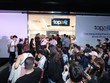 Khách hàng xếp hàng để mua iPhone 15 lúc nửa đêm