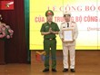 Thiếu tướng Nguyễn Ngọc Lâm, Thứ trưởng Bộ Công an, trao quyết định của Bộ trưởng Bộ Công an cho Đại tá Trần Văn Phúc. Ảnh: Quang Ninh Media Group