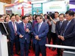 Thủ tướng Chính phủ Phạm Minh Chính thăm và lắng nghe ông Hoàng Minh Ngọc, Phó tổng giám đốc Agribank giới thiệu về hoạt động số của Agribank.