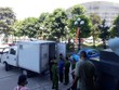Bị cáo bị dẫn giải ra xe phạm nhân.