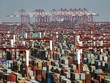 Một thùng container bị mắc kẹt, hình ảnh cho thấy sự trầm trọng của cuộc khủng hoảng chuỗi cung ứng toàn cầu