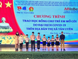 Anh Trương Văn Toàn (Giám đốc Pháp lý, Đối ngoại và truyền thông Công ty TNHH Bia Anheuser-Busch InBev) và chị Đinh Ngọc Thúy Vy (Phụ trách truyền thông) trao học bổng cho các trẻ em mồ côi tại thị xã Tân Uyên.
