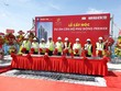 Lãnh đạo Công ty Phú Đông Group tổ chức cất nóc Dự án Phú Đông Premier.