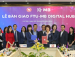 Bà Trần Thị Bảo Quế, thành viên Ban điều hành MB và PGS.TS Phạm Thu Hương, Phó Hiệu trưởng FTU tại lễ bàn giao “FTU-MB Digital Hub”