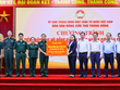 Đại tá Vũ Thị Hải Phượng – Phó Chủ tịch Hội đồng quản trị Ngân hàng TMCP Quân đội (MB) (thứ tư từ trái qua) đại diện MB cùng Bộ Quốc phòng trao số tiền ủng hộ
