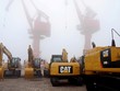 Máy móc của Caterpillar làm việc tại Liên Vân Cảng ở tỉnh Giang Tô, Trung Quốc. Ảnh: Reuters.