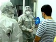 Nhân viên y tế thực hiện các biện pháp nghiệp vụ với bệnh nhân nghi mắc nCoV. (Ảnh: Thành Chung/TTXVN)