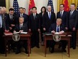 Phó Thủ tướng Quốc vụ viện Trung Quốc Lưu Hạc và Tổng thống Mỹ Donald Trump ký kết thỏa thuận thương mại Mỹ - Trung giai đoạn 1. Ảnh: Reuters.