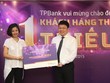 Ông Nguyễn Hưng, Tổng Giám đốc TPBank chào mừng khách hàng thứ 1 triệu của ngân hàng