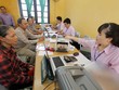 Các hộ gia đình có con là HSSV nhận vốn vay ưu đãi tại các điểm giao dịch của Ngân hàng Chính sách xã hội