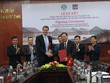 Ông Nguyễn Xuân Cườn, Bộ Nông nghiệp và Phát triển nông thôn và ông Andrew Jeffries, Giám đốc Quốc gia ADB ký thỏa thuận