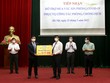 Tổng Giám đốc Nguyễn Văn Lê - đại diện SHB trao tặng Bộ Y tế 15 tỷ đồng hỗ trợ kinh phí mua vaccine phòng Covid-19