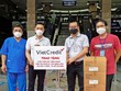Đại diện VietCredit trao tặng máy cho đại diện Bệnh viện ĐHYD TP.HCM