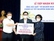 Phó chủ tịch UBND TP. HCM Dương Anh Đức và Chủ tịch Ủy Ban MTTQ TP.HCM Tô Thị Bích Châu tiếp nhận hỗ trợ từ SCB.