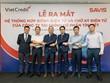 Đại diện VietCredit và đại diện SAVIS chụp hình lưu niệm tại sự kiện