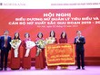 Đảng ủy - Hội đồng thành viên - Ban điều hành Agribank trao tặng nữ đoàn viên, người lao động bức trướng với 8 chữ vàng: Năng động – Sáng tạo – Nhân hậu – Đảm đang