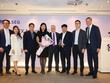 Đại diện Refinitiv/LSEG trao giải thưởng Best FXall Taker cho đại diện Vietcombank - Ông Lục Diệu Khánh - Phó Trưởng phòng Kinh doanh vốn (thứ 3 từ phải sang) và bộ phận FX Vietcombank