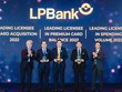 Đại diện LPBank, ông Nguyễn Văn Thùy - Phó chủ tịch thường trực HĐQT (ở giữa), ông Nguyễn Đình Ngân - PGĐ Phụ trách Khối Ngân Hàng Số (thứ hai từ trái sang) và ông Nguyễn Thanh Bình - Trưởng phòng Vận hành Ngân Hàng Số Khối CNTT (thứ hai từ phải sang) nhận giải thưởng của JCB trao tặng.