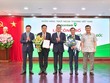 Các nhân sự được bổ nhiệm Phó Tổng giám đốc chụp ảnh lưu niệm cùng ông Phạm Quang Dũng, Chủ tịch HĐQT Vietcombank (đứng giữa), ông Nguyễn Đức Phong, Phó Bí thư thường trực Đảng ủy Khối DNTW (ngoài cùng bên phải) và ông Phạm Thanh Hà, Phó Thống đốc Ngân hàng Nhà nước (ngoài cùng bên trái) tặng hoa chúc mừng
