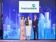 Bà Nguyễn Thị Minh Hải - Phó trưởng Văn phòng đại diện Vietcombank tại Tp Hồ Chí Minh nhận giải thưởng do Ban tổ chức trao tặng