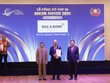 Ông Chu Nguyên Bình, Phó tổng giám đốc BAC A BANK, đại diện Ngân hàng lên nhận giải Doanh nghiệp tiêu biểu ASEAN 2024
