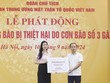 Ngay sau khi Ủy ban TW MTTQ Việt Nam phát động, Công đoàn NHCSXH đã ủng hộ 500 triệu đồng (Trong ảnh: Phó tổng giám đốc NHCSXH Nguyễn Thị Hằng (bên trái) trao biểu trưng cho đại diện Lãnh đạo MTTQ Việt Nam)
