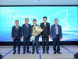 Các lãnh đạo chúc mừng Tân Tổng Giám đốc PGBank Nguyễn Văn Hương (đứng giữa cầm hoa).