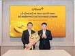Ông Nguyễn Đức Thụy – Chủ tịch HĐQT LPBank (phải) tặng hoa chúc mừng ông Phạm Phú Khôi (trái)