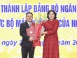 Thống đốc Nguyễn Thị Hồng đã trao quyết định và chúc mừng ông Nguyễn Ngọc Cảnh được bổ nhiệm giữ chức Phó Thống đốc NHNN.
