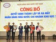 Phó Thống đốc NHNN Phạm Quang Dũng trao quyết định cho Ban lãnh đạo NHNN Khu vực 7
