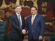 Thủ tướng Phạm Minh Chính và ông Kenji Okamura, Phó tổng giám đốc Quỹ Tiền tệ Quốc tế. Ảnh: VGP/Nhật Bắc