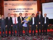 Tân Chủ tịch Vinare và HĐQT nhiệm kỳ mới nhận hoa từ Chủ tịch cũ - ông Trịnh Quang Tuyến