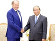 Thủ tướng Nguyễn Xuân Phúc (phải) tiếp ông Philippe Donnet.