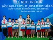 Nhân dịp khai trương, Fubon Life Việt Nam dành tặng vở cho học sinh Tiểu học-Trung học Phan Rí Cửa 