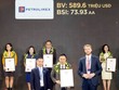 Đại diện Brand Finance trao chứng nhận “Top 100 thương hiệu giá trị nhất Việt Nam năm 2023” tới đại diện Petrolimex 
