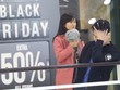 Dân Việt chen lấn mệt mỏi trong ngày mua sắm Black Friday