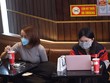Đeo khẩu trang lái ô tô, uống cafe, đi mua sắm... thời virus Corona