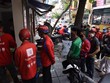 Thời tiết nắng nóng, shipper xếp hàng dài mua đồ ăn 